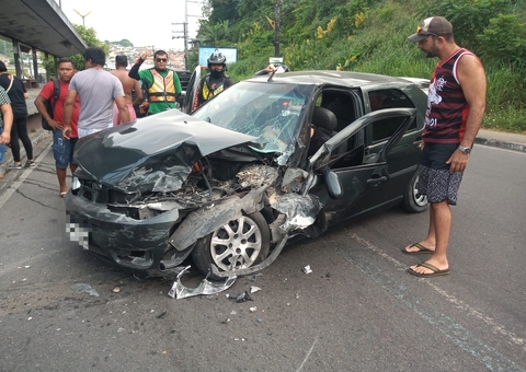 Homem fica preso às ferragens após carro bater em plafatorma em Manaus