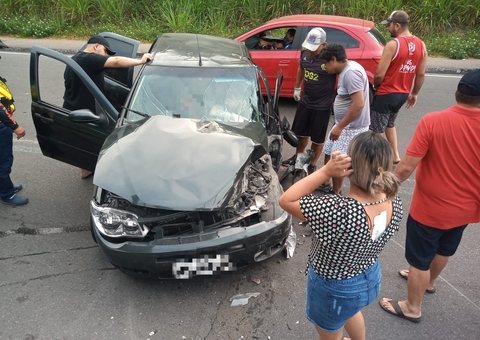 Quatro pessoas ficam feridas após carro colidir com plataforma de ônibus  em Manaus 