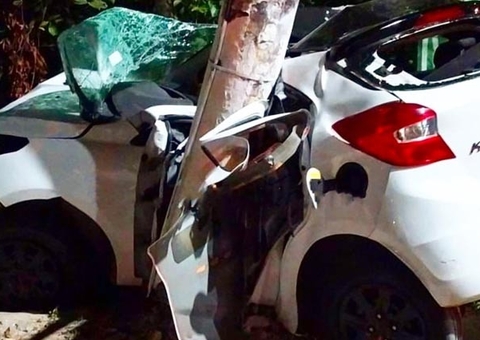 Adolescente de 17 anos morre após carro se chocar contra poste em Manaus