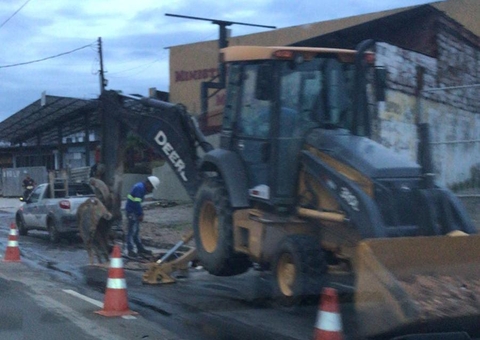 Manutenção em rede causa falta de água e trânsito caótico em avenida de Manaus