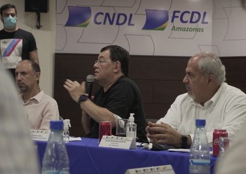 Braga vai às ruas de Manaus e é fotografado ao comprar material de pesca 