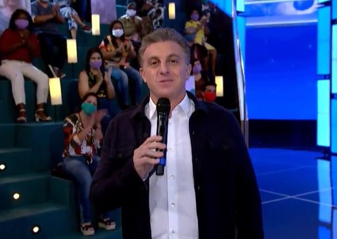 Em estreia no Domingão, Luciano Huck exalta Faustão; Veja vídeo