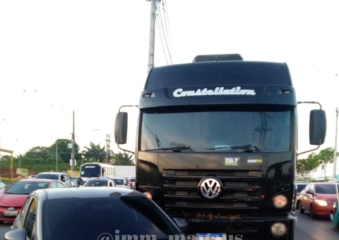 Acidente entre caminhão e carro deixa trânsito parado em avenida de Manaus