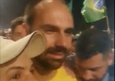 Eduardo Bolsonaro participa de manifestações na Esplanada dos Ministérios