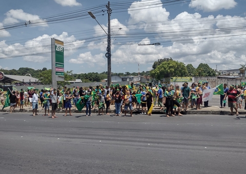 Grupo canta Hino Nacional na Avenida das Torres em ato de 7 de setembro