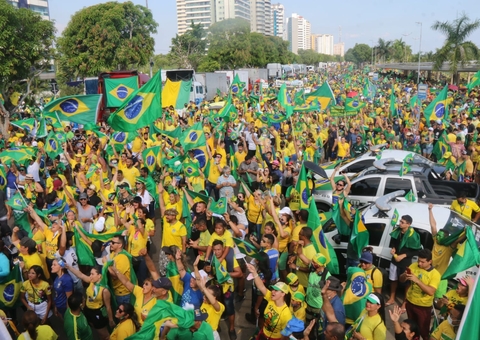 Manifestantes lotam Ponta Negra em ato pró-Bolsonaro em Manaus; Veja fotos