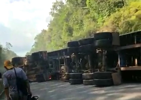 BR-174 é interditada após caminhão tombar no local; veja vídeos