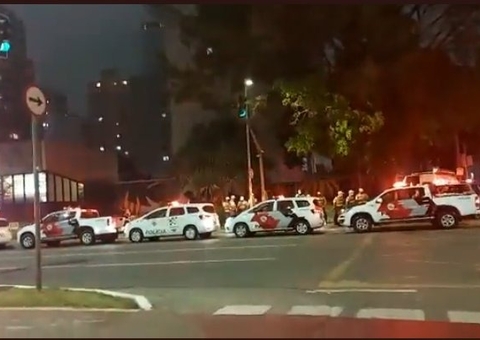 Vídeo: grupo pró-Bolsonaro grava viaturas policiais em frente a casa de Alexandre de Moraes