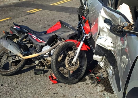 Acidente entre carro e moto deixa duas pessoas feridas em Manaus