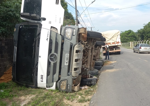Motorista tenta evitar acidente fatal e tomba em avenida de Manaus
