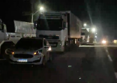 Caminhoneiros interditam BR-174 em ato pró-Bolsonaro no Amazonas