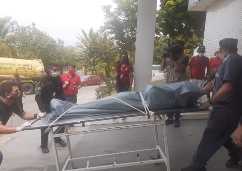 Sob escolta, corpo do cantor 'Romário Mec' do Forró de Respeito deixa hospital em Manaus