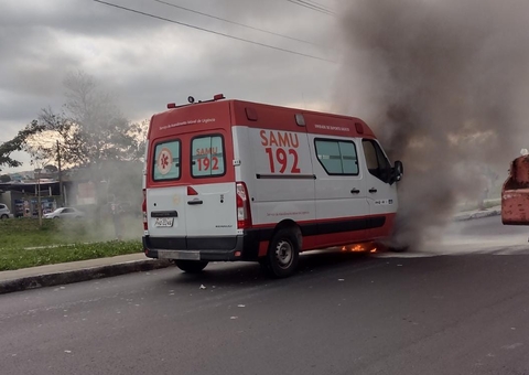 Vídeo: Ambulância pega fogo no meio de avenida e causa desespero em Manaus