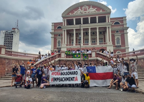 Reunidos na frente do Teatro Amazonas, manifestantes pedem impeachment de Bolsonaro
