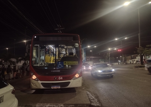 Motorista de ônibus é feito refém e obrigado a fugir da PM durante assalto em Manaus