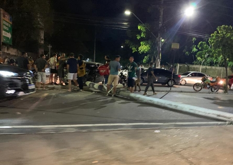 Homem perde controle de carro e derruba poste em avenida de Manaus 