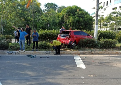 Caminhão arrasta 5 carros e causa caos em avenida de Manaus