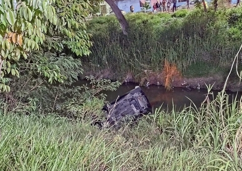 Assaltantes caem com carro em igarapé ao tentarem fugir da polícia em Manaus