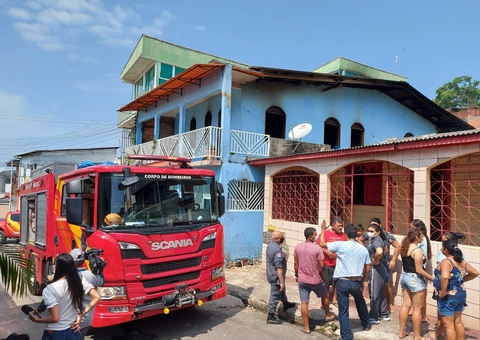 Família perde tudo ao ter a casa devastada por incêndio em Manaus