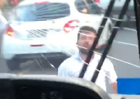Vídeo: Acidente entre carro e ônibus termina em agressão e quebra-quebra em Manaus