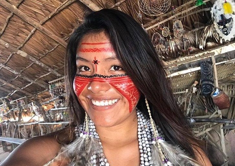 Maíra Tatuyo faz sucesso nas redes sociais mostrando dia a dia em aldeia 