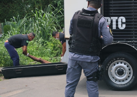 Após deixar rastro de sangue, homem cai morto no meio da rua em Manaus