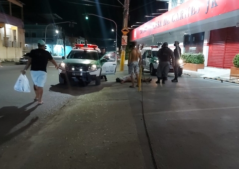 Homem cai no chão morto após tentar se livrar de linchamento em Manaus