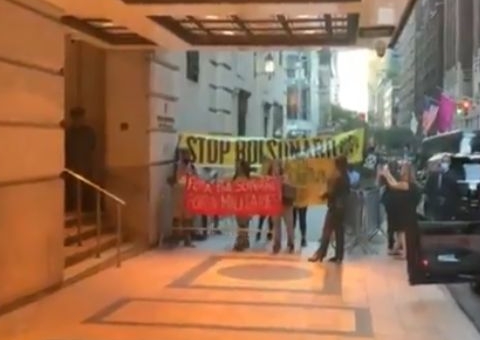Com protesto na porta, Bolsonaro entra pelos fundos de hotel em Nova York