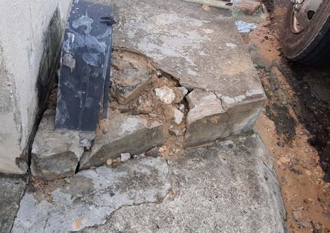 Moradores da zona Leste reclamam de calçadas quebradas em serviço da Águas de Manaus