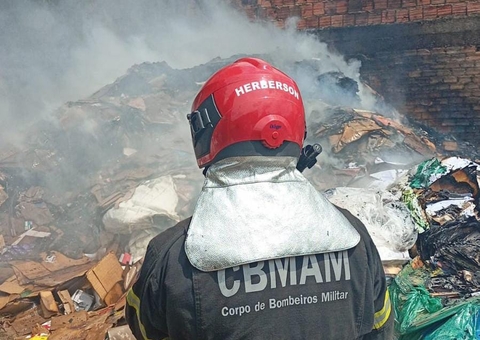 Incêndio destrói galpão de recicláveis em Manaus