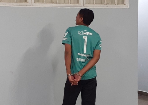 Jovem é detido com rádio comunicador, arma e drogas em rua do Japiim