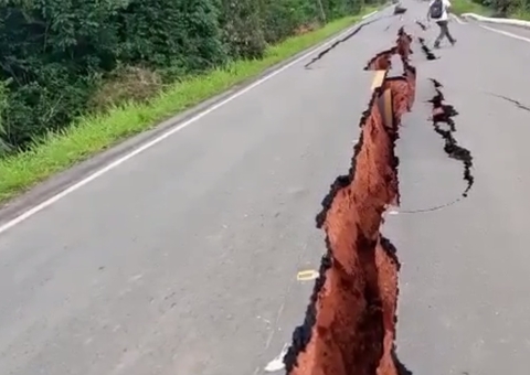 BR-319 é rachada ao meio e rodovia é interditada no Amazonas; vídeos impressionantes