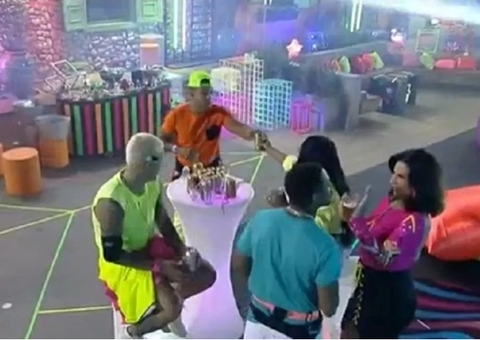 Solange Gomes recusa selinho de Nego do Borel em festa de 'A Fazenda 13'