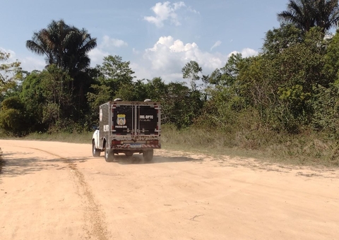 Crivado de balas, homem é jogado de carro em ramal na AM-070