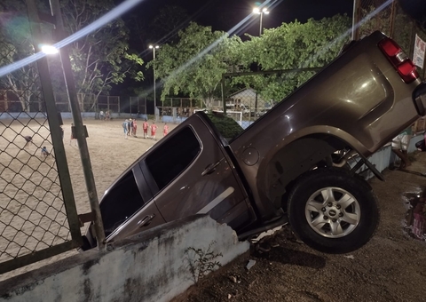 Carro perde o controle e vai parar dentro de campo de futebol em Manaus