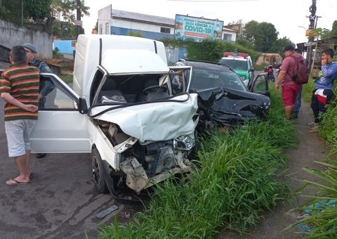Acidente entre carros deixa dois feridos em avenida de Manaus