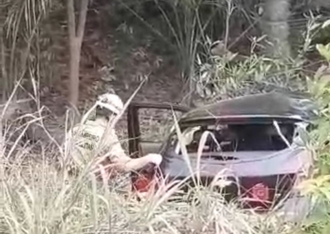 Vídeo: Carro capota em acidente na Ponte Rio Negro e uma pessoa fica presa às ferragens