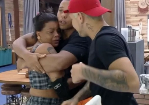 Vídeo: Tati Quebra Barraco chora após discutir com Rico em 'A Fazenda'