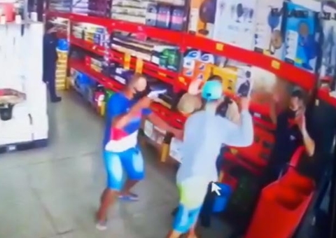 Criminosos rendem e roubam vigilante em supermercado de Manaus; vídeo