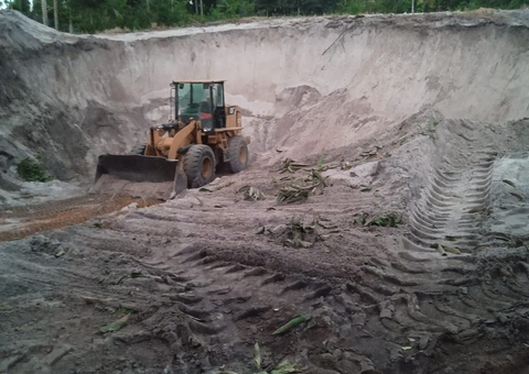 Polícia apreende máquina usada em crime ambiental em Manaus