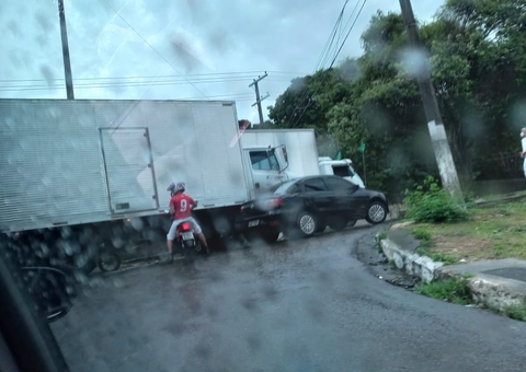 Acidente na avenida Rodrigo Otávio deixa trânsito caótico em Manaus