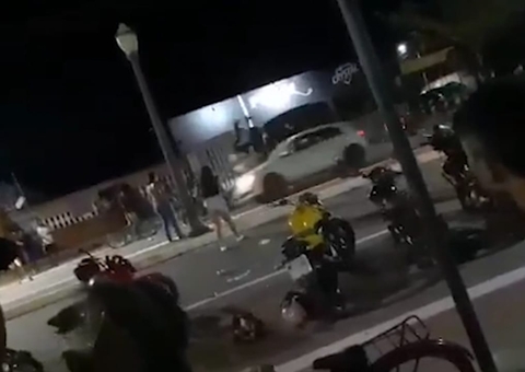 Vídeo: Carro desgovernado atropela pessoas durante briga generalizada