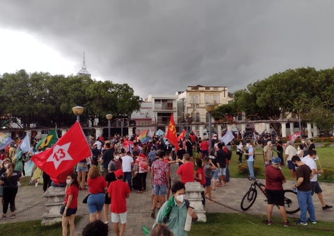 Chuva atrasa manifestação contra Bolsonaro em Manaus