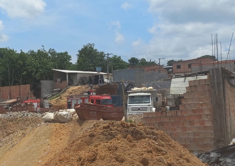 Barranco desliza e uma pessoa é soterrada em Manaus; outra ficou ferida