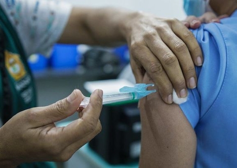 Dose de reforço pode aumentar durabilidade de proteção contra Covid, diz infectologista