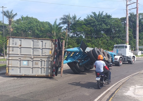 Outra carreta tomba e congestiona trânsito em Manaus