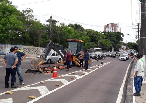 Avenida é interditada após pista ceder em Manaus