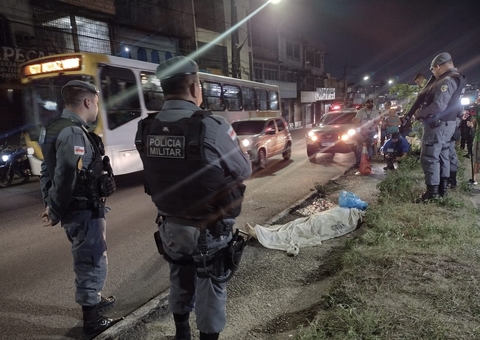 Assalto em micro-ônibus deixa um morto e dois baleados em Manaus