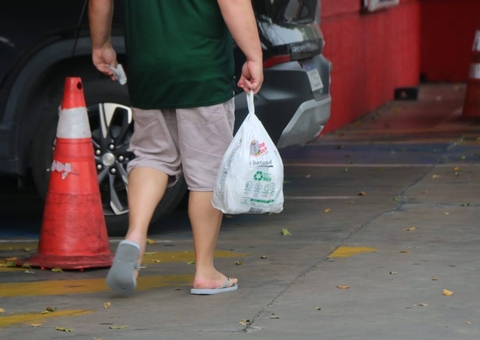 Saiba se os estabelecimentos podem cobrar pelas sacolas plásticas em Manaus