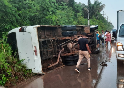 Ônibus escolar tomba com 13 estudantes no Amazonas
